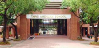 【進擊校園】嗨歌娛樂CoCoBar Ⅹ 台北American Education School,校園電話亭KTV搶麥唱!