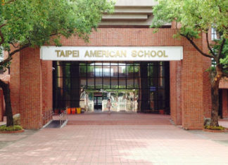 【進擊校園】嗨歌娛樂CoCoBar Ⅹ 台北American Education School,校園電話亭KTV搶麥唱!