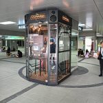 台中捷運新地標!舊社站迷你電話亭KTV正式啟動,捷運途中也能嗨歌!